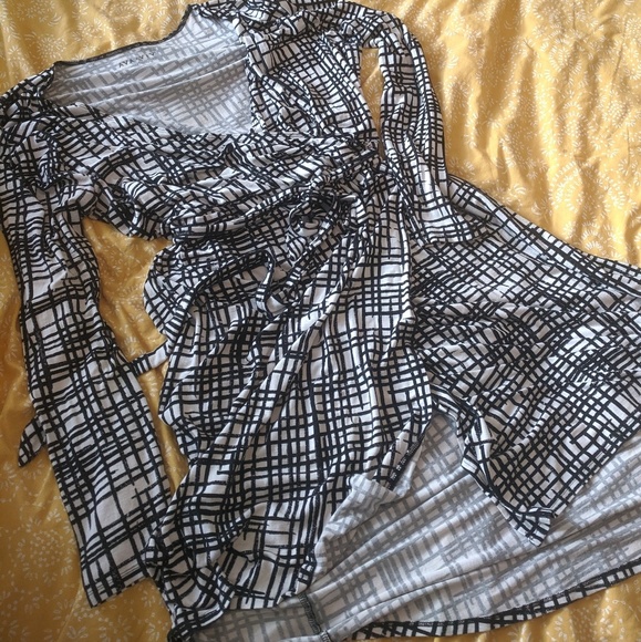 Ava & Viv Dresses & Skirts - Ava & Viv Faux Wrap dress in 👁️-catching print